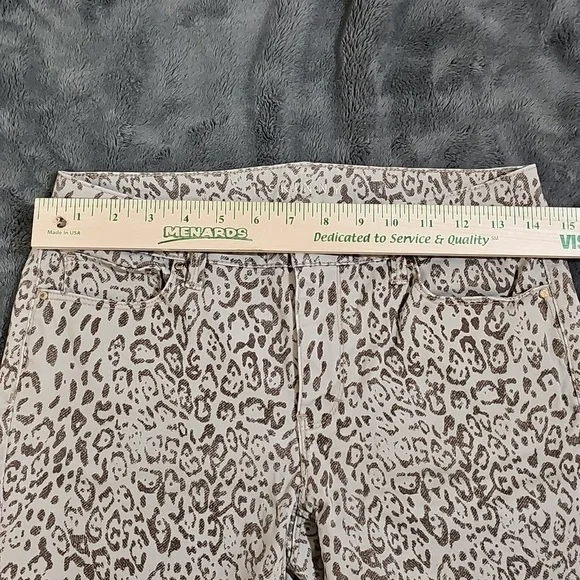 White House Black Market Leopard Print MidRise Skinny Crop Bermuda Shorts Size6 - Picture 6 of 9